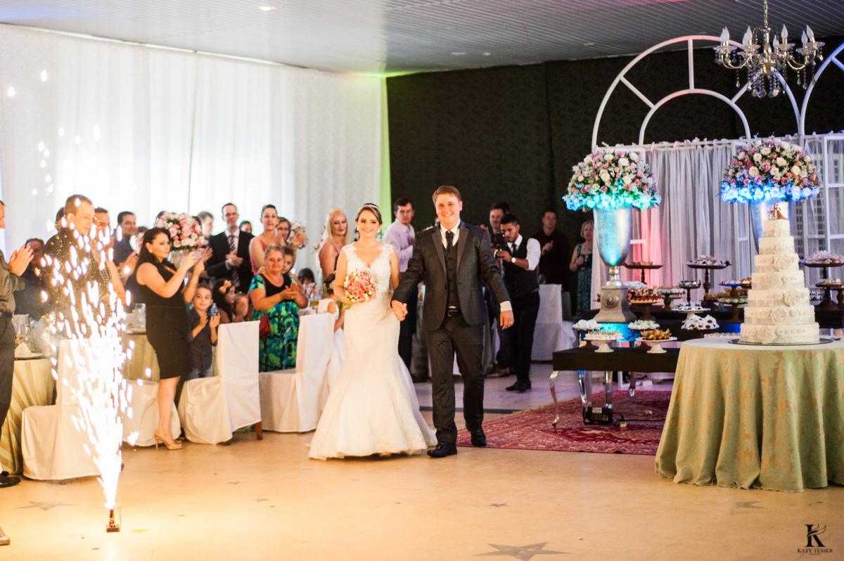 festa de casamento em quedas do iguacu de tiago e analice, os noivos felizes com fotos in door brinde de valsa e a noiva jogou o buquet fotografo katy tesser
