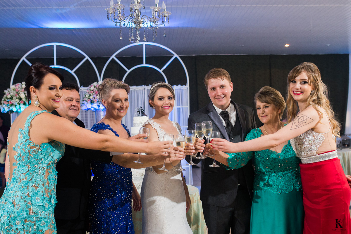 festa de casamento em quedas do iguacu de tiago e analice, os noivos felizes com fotos in door brinde de valsa e a noiva jogou o buquet fotografo katy tesser