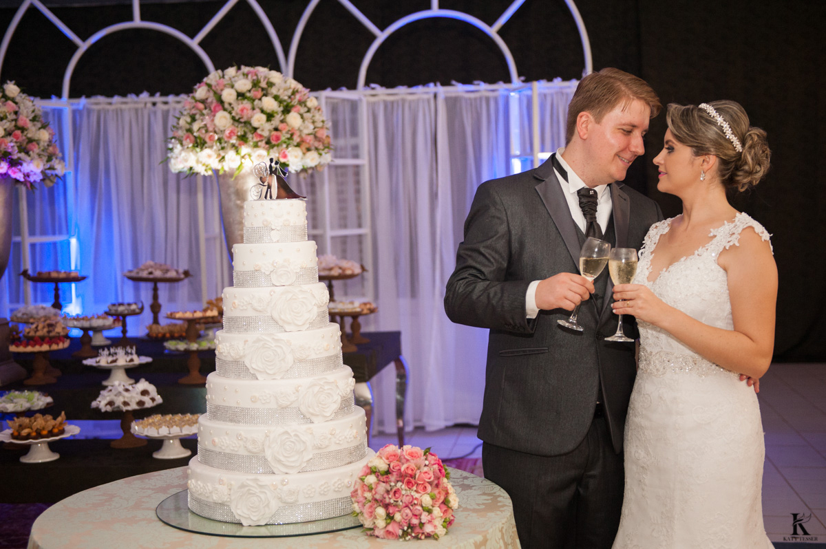 festa de casamento em quedas do iguacu de tiago e analice, os noivos felizes com fotos in door brinde de valsa e a noiva jogou o buquet fotografo katy tesser