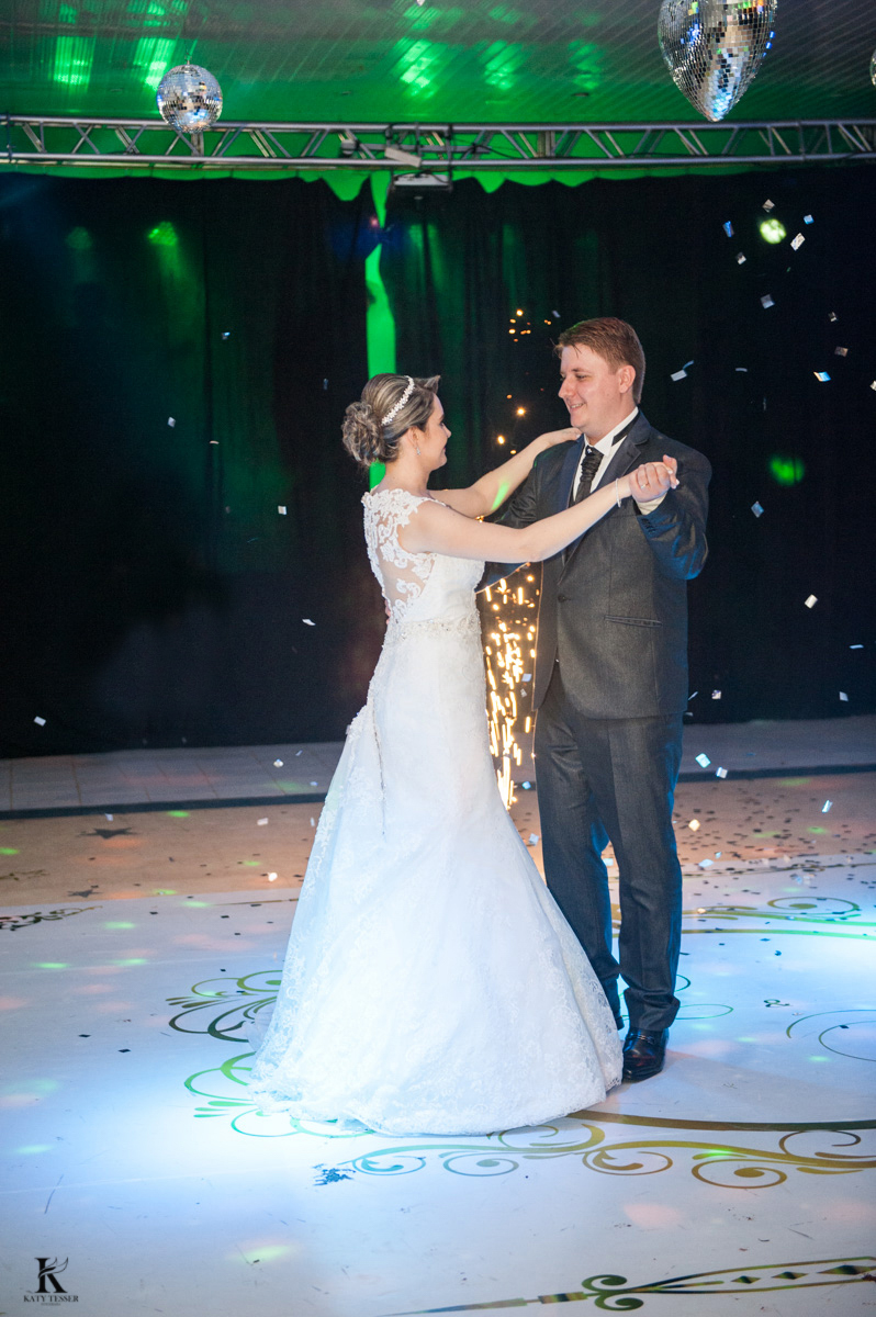 festa de casamento em quedas do iguacu de tiago e analice, os noivos felizes com fotos in door brinde de valsa e a noiva jogou o buquet fotografo katy tesser