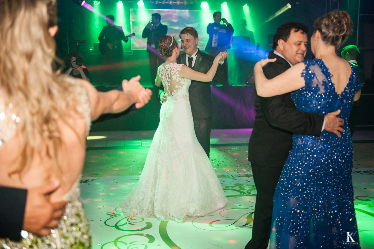 festa de casamento em quedas do iguacu de tiago e analice, os noivos felizes com fotos in door brinde de valsa e a noiva jogou o buquet fotografo katy tesser