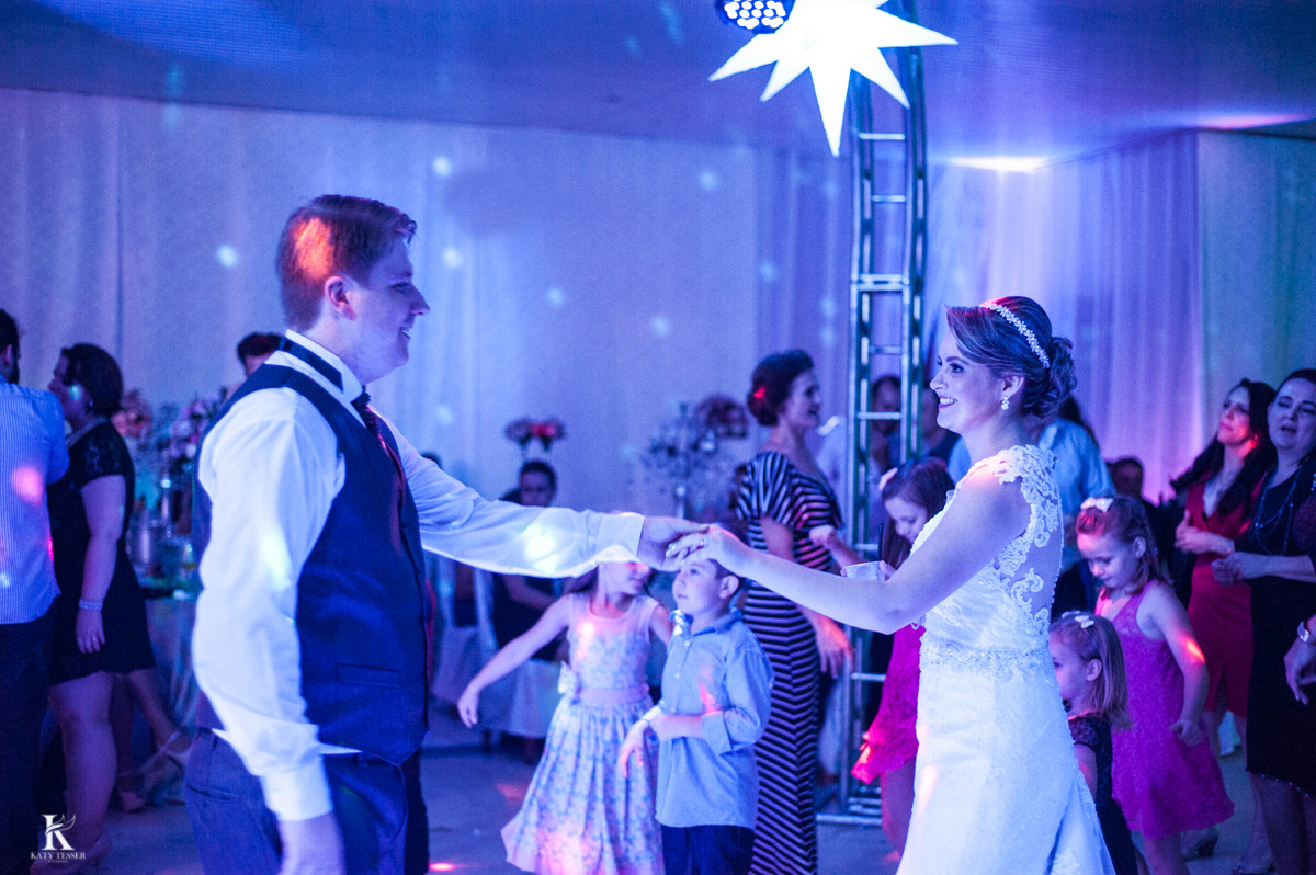 festa de casamento em quedas do iguacu de tiago e analice, os noivos felizes com fotos in door brinde de valsa e a noiva jogou o buquet fotografo katy tesser
