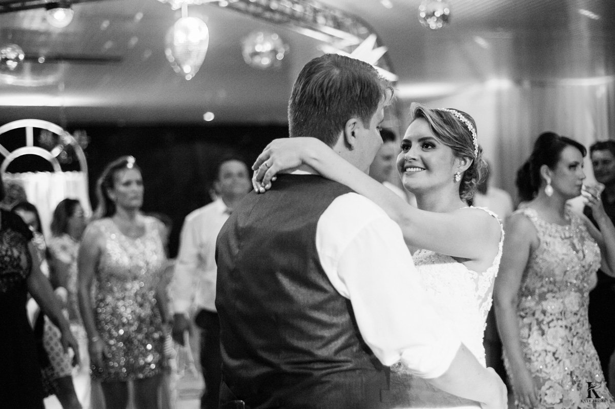 festa de casamento em quedas do iguacu de tiago e analice, os noivos felizes com fotos in door brinde de valsa e a noiva jogou o buquet fotografo katy tesser