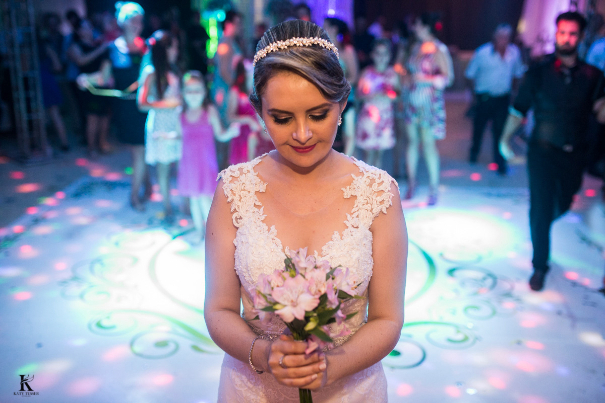 festa de casamento em quedas do iguacu de tiago e analice, os noivos felizes com fotos in door brinde de valsa e a noiva jogou o buquet fotografo katy tesser