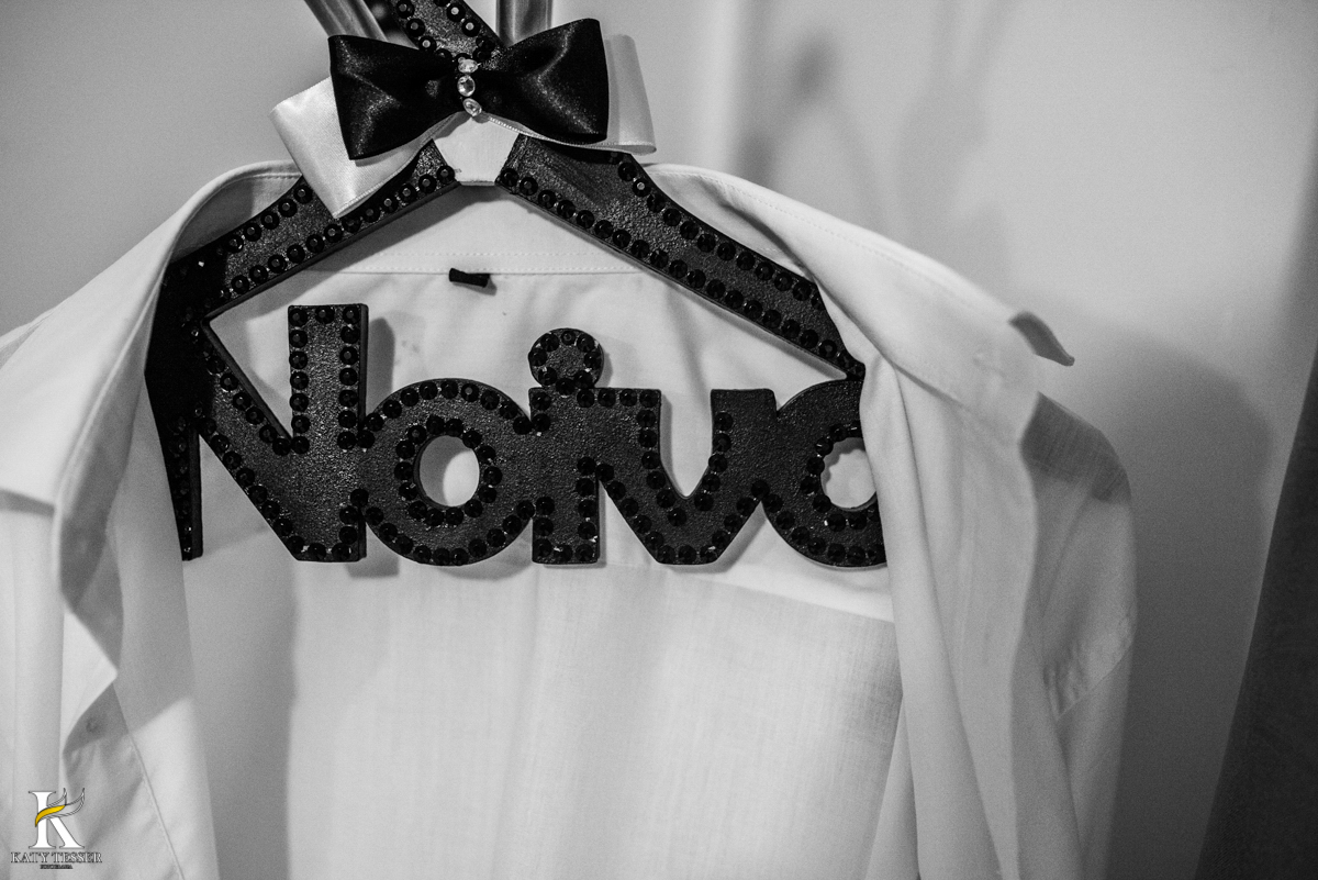 cabide personalizado com a palavra noivo, gravata borboleta no making of do noivo fotografo katy tesser
