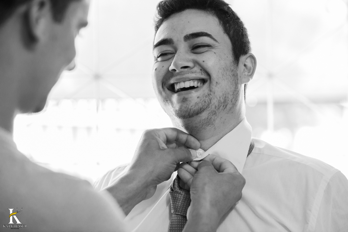 making of do noivo com o pais vestindo a camisa e abotoando e fotografo katy tesser