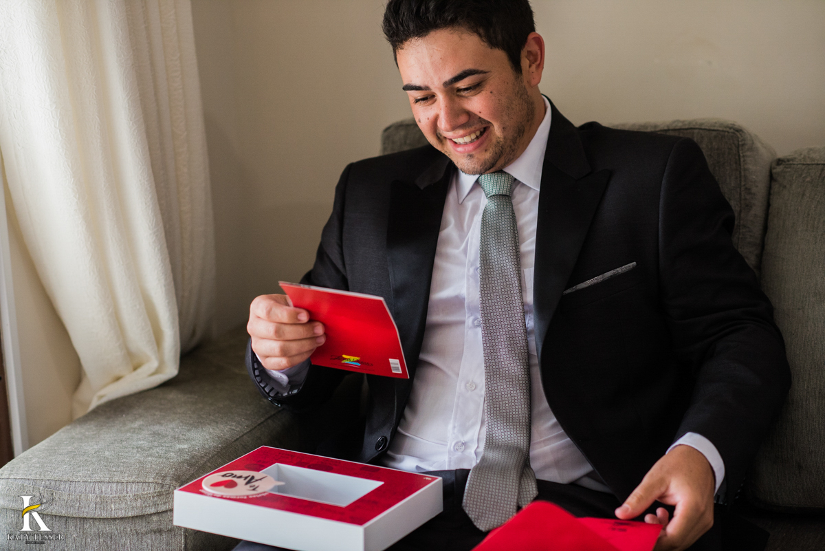 making of do noivo, ele recebeu um presente da noiva com um bilhete de amor fotografo katy tesser
