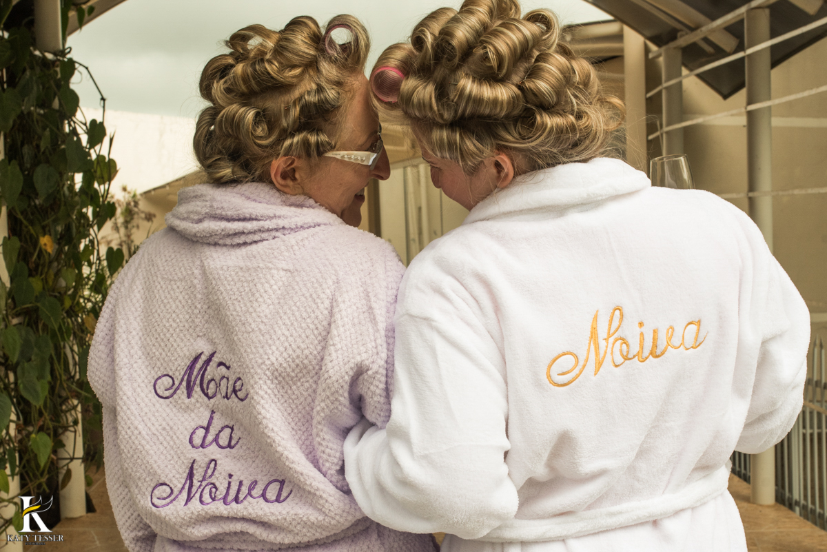 making of da noiva em casa junto com a mãe usando roupão bordado fotografo katy tesser