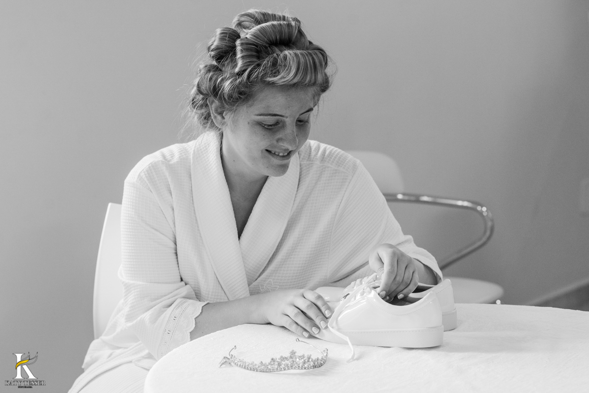 making of da noiva em casa, arrumando os tenis da cerimonia fotografo katy tesser