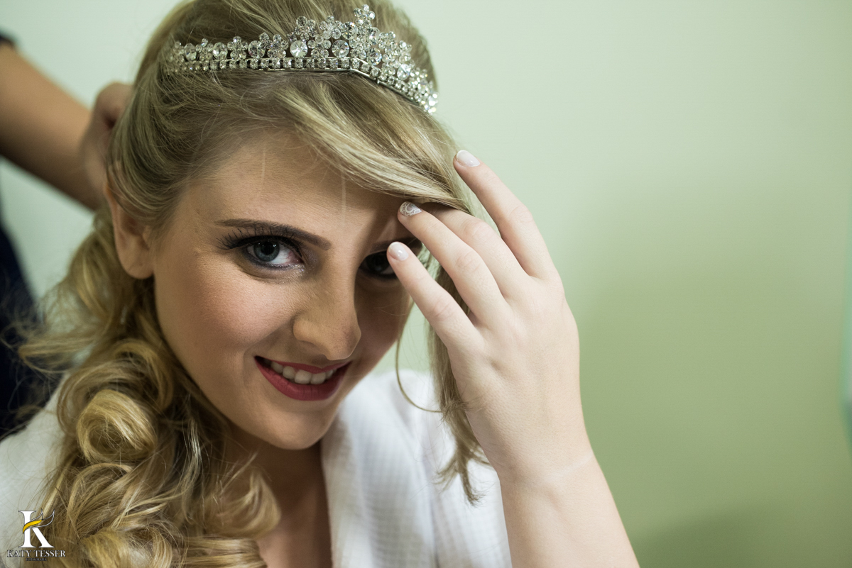 making 0f da noiva em casa usando roupão bordado coroa maquiagem fotografo katy tesser