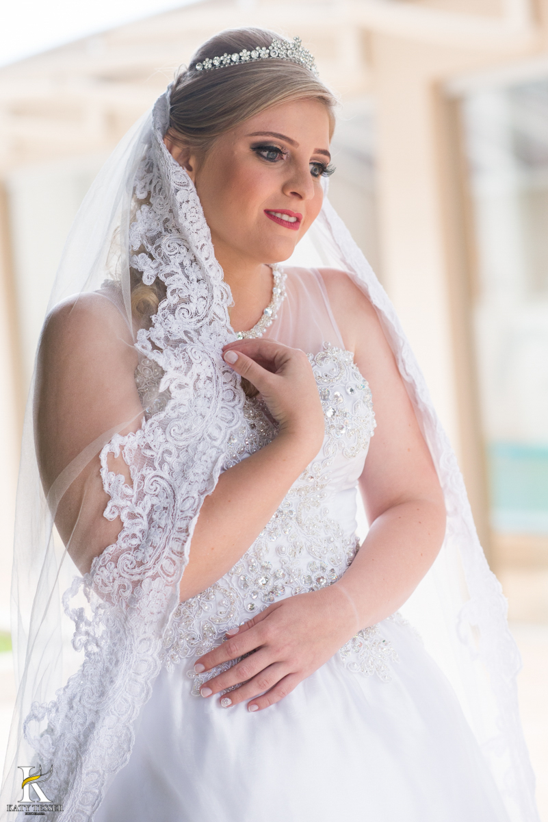 making of da noiva em casa a noiva pronta para a cerimonia sessão de fotos com vestido do casamento fotografo katy tesser