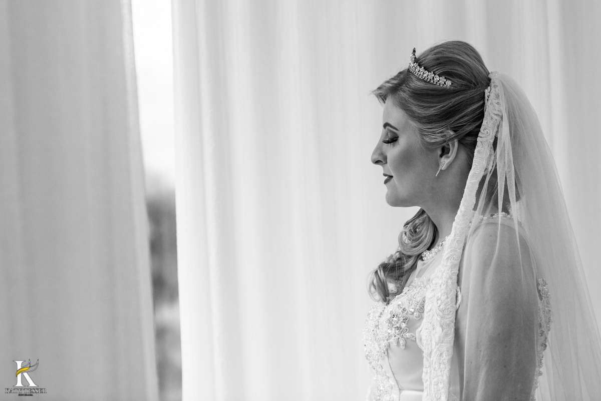 making of da noiva em casa a noiva pronta para a cerimonia sessão de fotos com vestido do casamento fotografo katy tesser