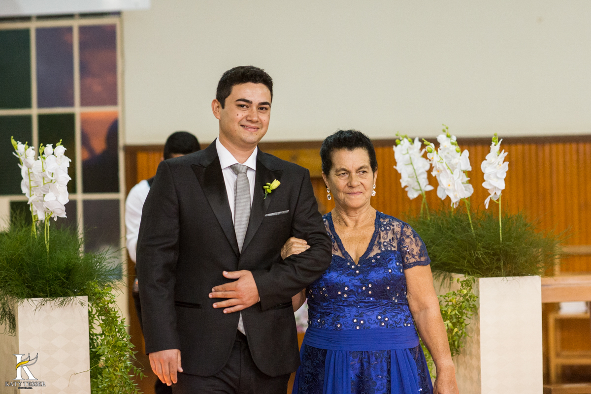 cerimonia de casamento heloisa e isaias em coronel vivida o noivo entrando com a mãe fotografo katy tesser
