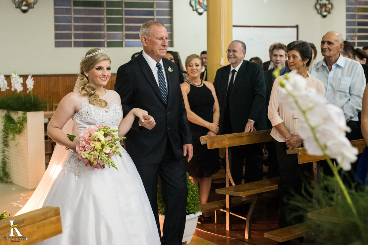 cerimonia de casamento heloisa e isaias em coronel vivida parana a entrada da noiva com vestido branco e buquet conduzida pelo pai fotografo katy tesser