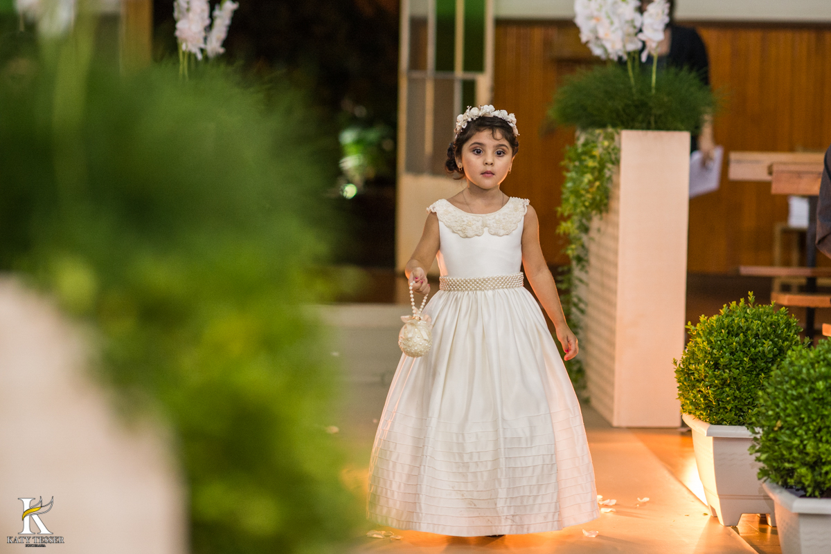 cerimonia de casamento heloisa e isaias em coronel vivida parana entrada da daminha com as alianças fotografo katy tesser