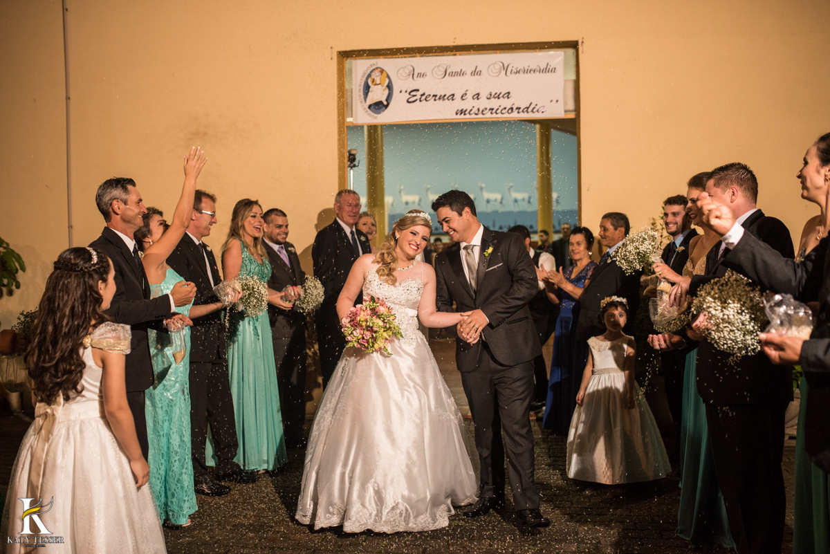 cerimonia de casamento isaias e heloisa com a saida dos noivos com chuva de arroz e o beijo do casal fotografo katy tesser