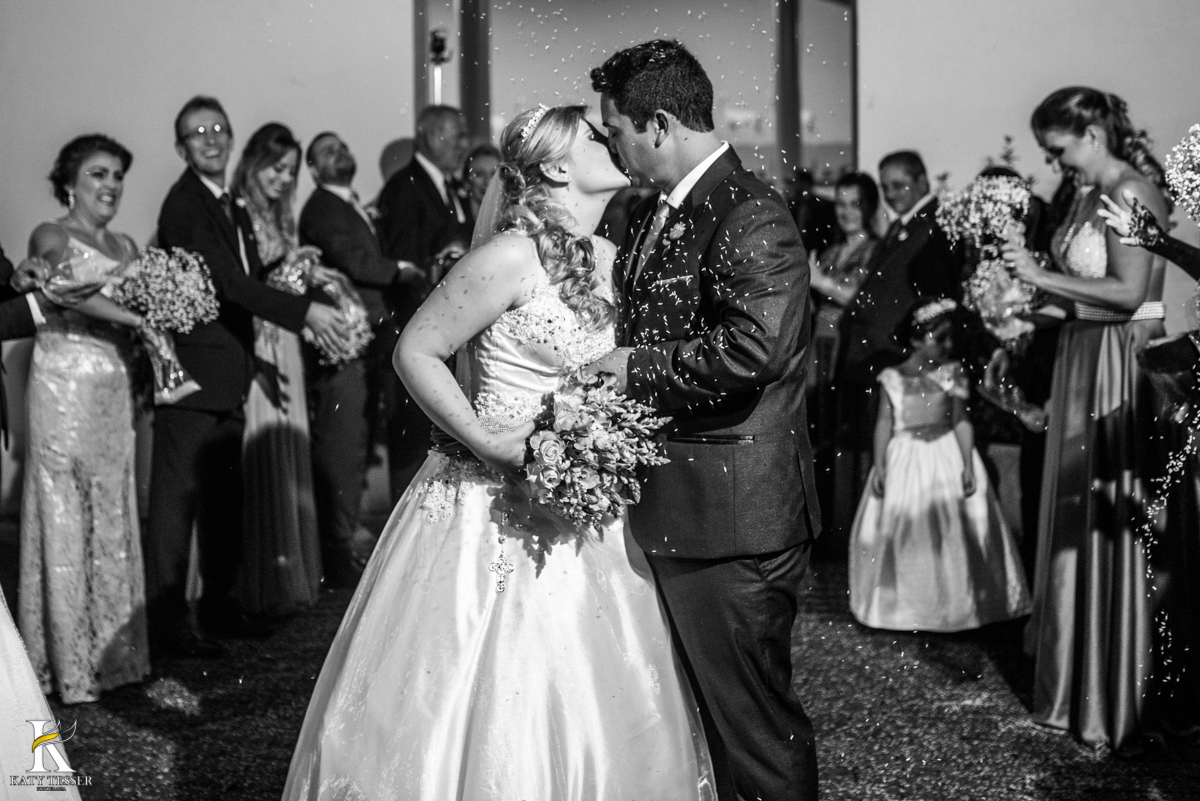 cerimonia de casamento isaias e heloisa com a saida dos noivos com chuva de arroz e o beijo do casal fotografo katy tesser
