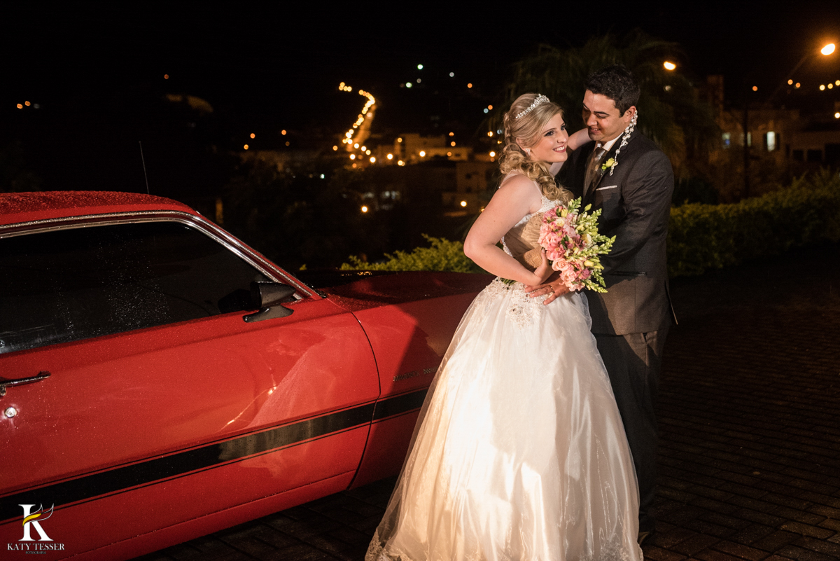 sessão de fotos dos noivos depois da cerimonia de isaias e heloisa em coronel vivida parana com o carro dos noivos fotografo katy tesser