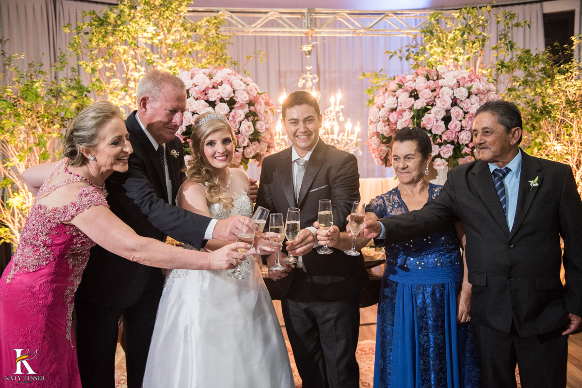 festa de casamento parana brinde dos noivos com os pais em coronel vivida fotografo katy tesser
