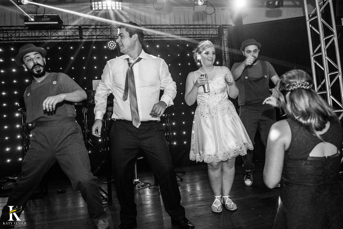festa de casamento heloisa e isaias coronel vivida parana com DJ e amigos fazendo festa com as plaquinhas e dançando no palco fotografo katy tesser