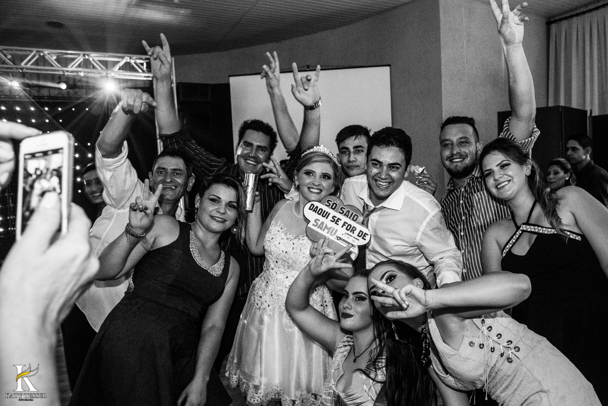 festa de casamento heloisa e isaias coronel vivida parana com DJ e amigos fazendo festa com as plaquinhas e dançando no palco fotografo katy tesser