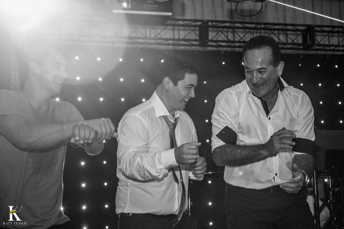 festa de casamento heloisa e isaias coronel vivida parana com DJ e amigos fazendo festa com as plaquinhas e dançando no palco fotografo katy tesser