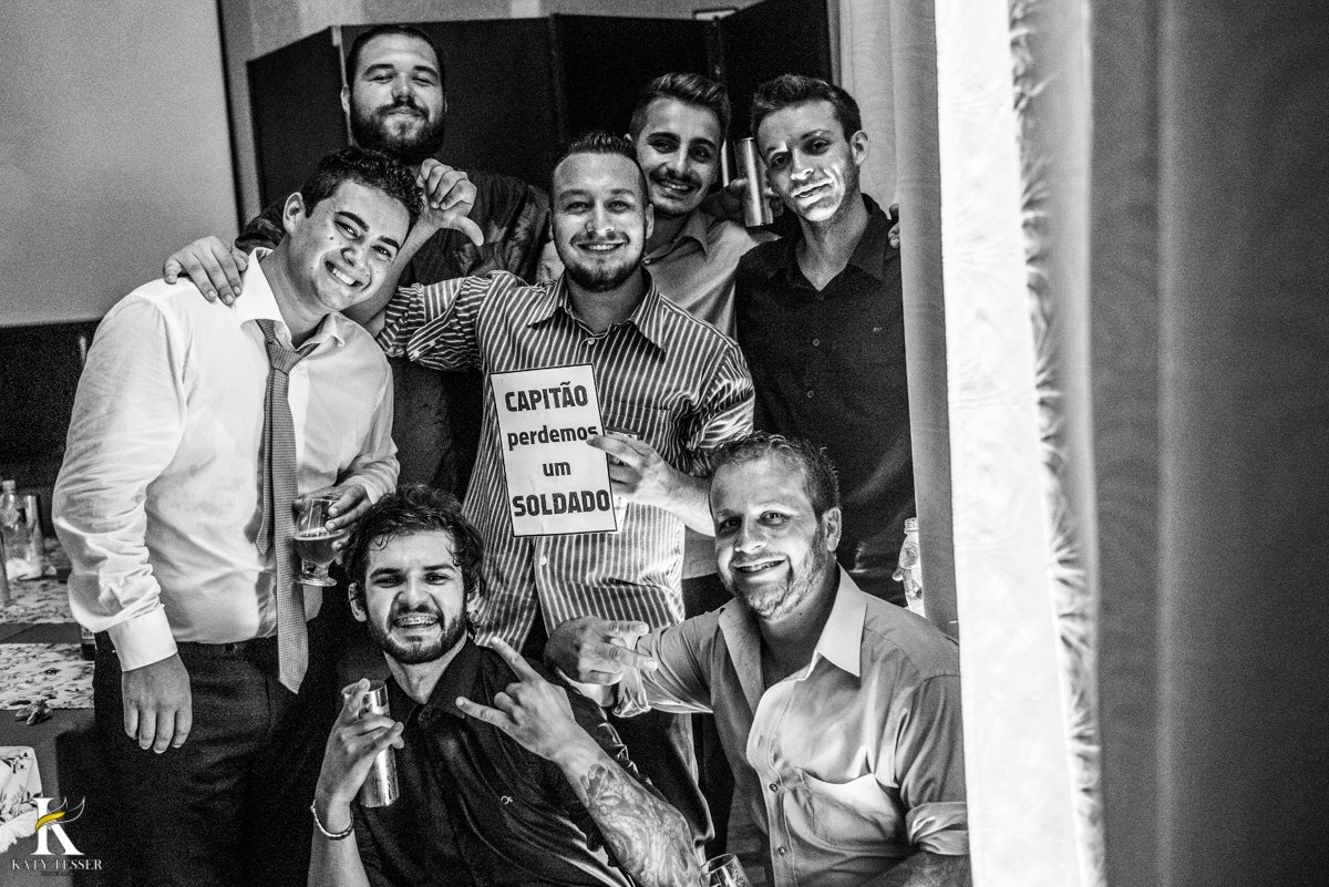 festa de casamento heloisa e isaias coronel vivida parana com DJ e amigos fazendo festa com as plaquinhas e dançando no palco fotografo katy tesser