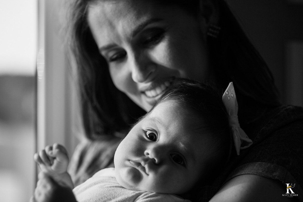 sessão fotográfica de familia, com nenem em casa, no seu quarto, com a mãe e o pai, fotos alegres do bebe com os pais, com as fotos de Katy Tesser fotógrafo