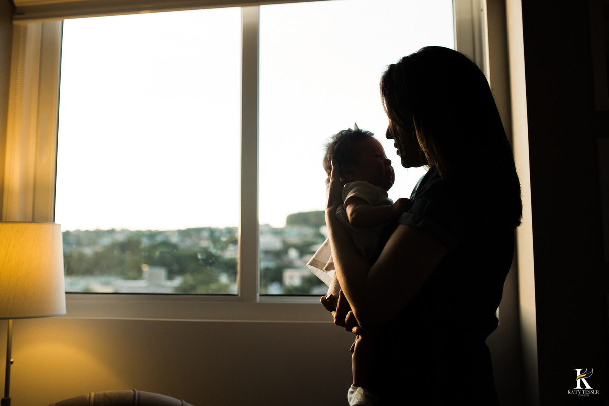 sessão fotográfica de familia, com nenem em casa, no seu quarto, com a mãe e o pai, fotos alegres do bebe com os pais, com as fotos de Katy Tesser fotógrafo