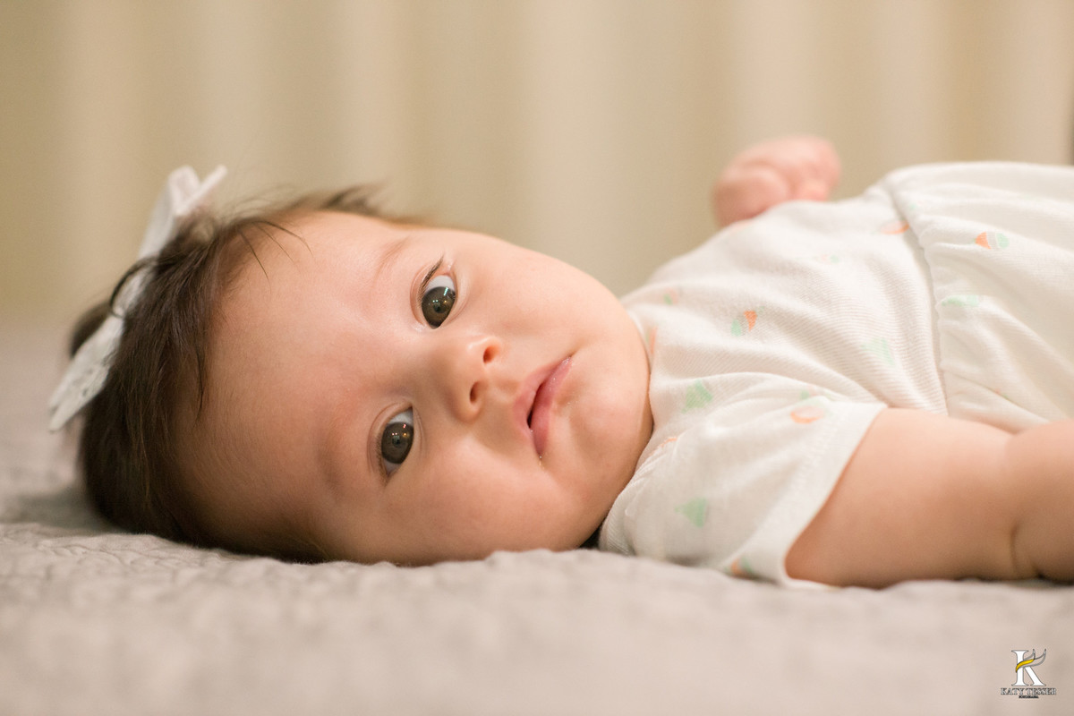 sessão fotográfica de familia, com nenem em casa, no seu quarto, com a mãe e o pai, fotos alegres do bebe com os pais, com as fotos de Katy Tesser fotógrafo