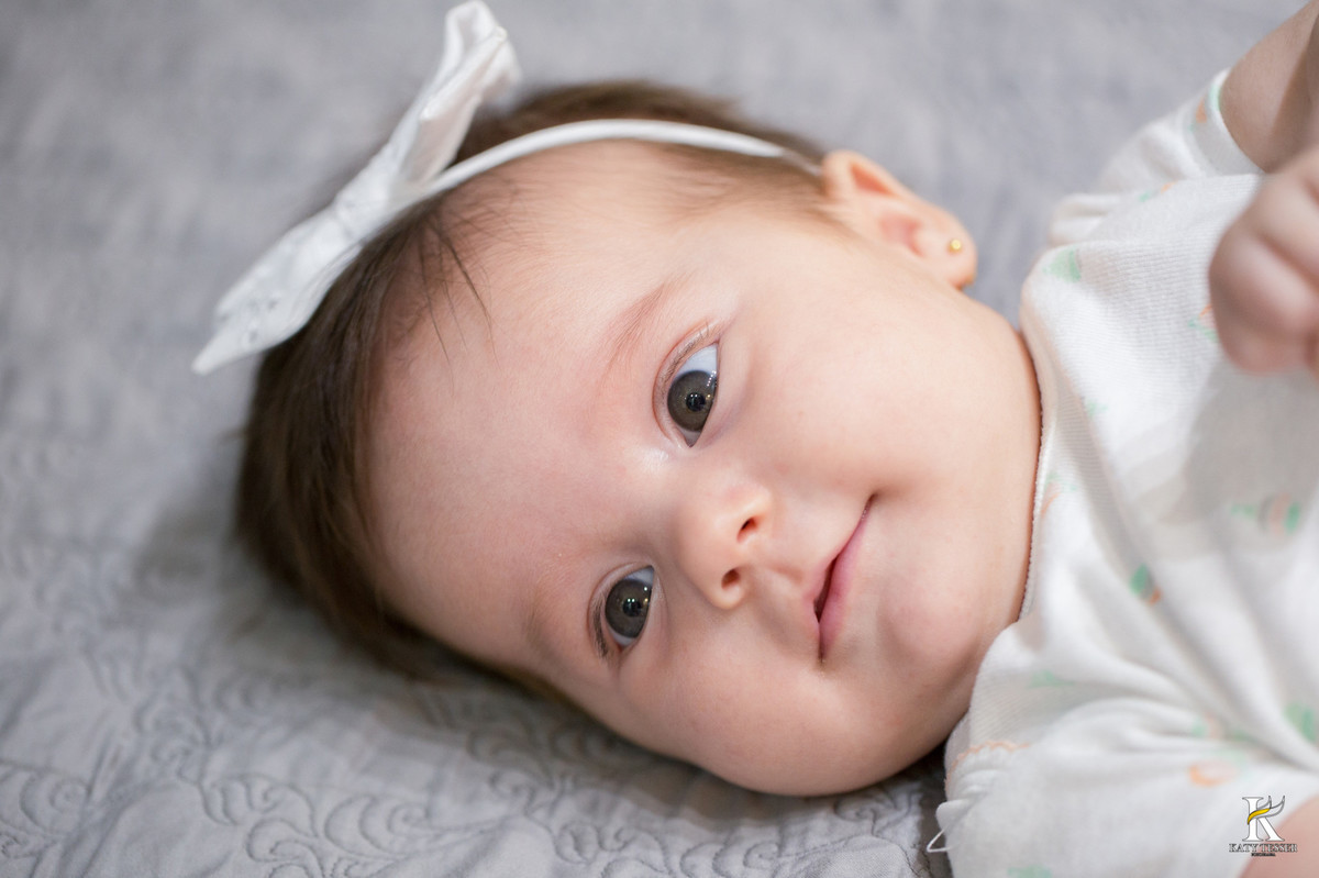 sessão fotográfica de familia, com nenem em casa, no seu quarto, com a mãe e o pai, fotos alegres do bebe com os pais, com as fotos de Katy Tesser fotógrafo