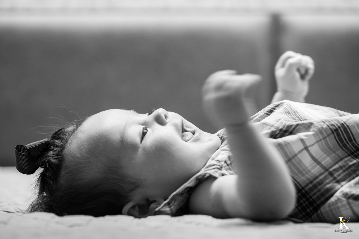 sessão fotográfica de familia, com nenem em casa, no seu quarto, com a mãe e o pai, fotos alegres do bebe com os pais, com as fotos de Katy Tesser fotógrafo