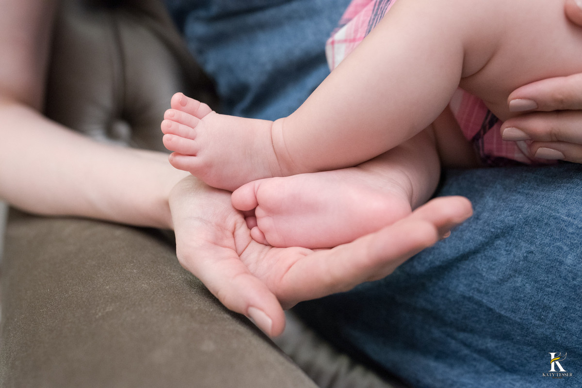 sessão fotográfica de familia, com nenem em casa, no seu quarto, com a mãe e o pai, fotos alegres do bebe com os pais, com as fotos de Katy Tesser fotógrafo