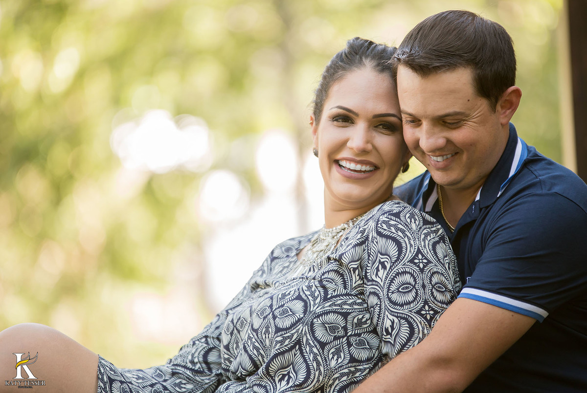 pré casamento de Vanuelli e Jean, no urio park em marmeleiro onde o casal usou varias roupas, vestido de noiva, coroa de flores e bouquet, e a fotografa katy tesser fez esse momento antes do casamento