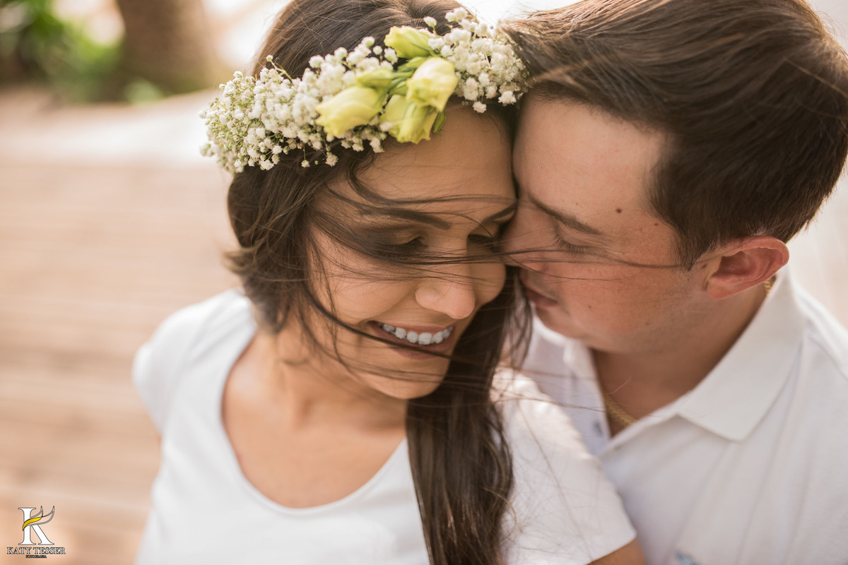 pré casamento de Vanuelli e Jean, no urio park em marmeleiro onde o casal usou varias roupas, vestido de noiva, coroa de flores e bouquet, e a fotografa katy tesser fez esse momento antes do casamento