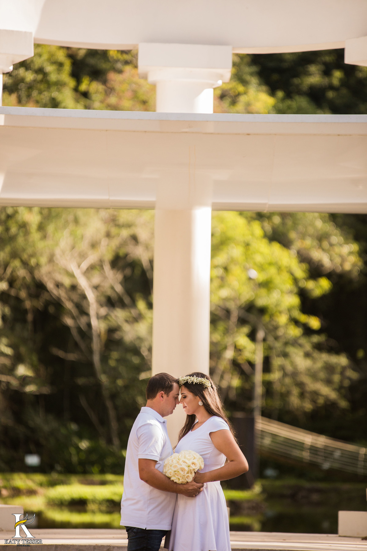 pré casamento de Vanuelli e Jean, no urio park em marmeleiro onde o casal usou varias roupas, vestido de noiva, coroa de flores e bouquet, e a fotografa katy tesser fez esse momento antes do casamento