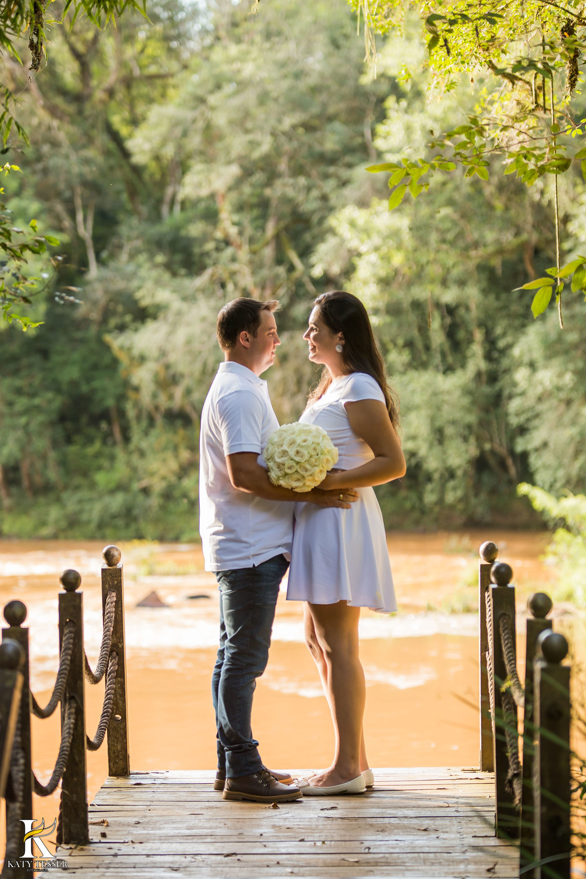 pré casamento de Vanuelli e Jean, no urio park em marmeleiro onde o casal usou varias roupas, vestido de noiva, coroa de flores e bouquet, e a fotografa katy tesser fez esse momento antes do casamento