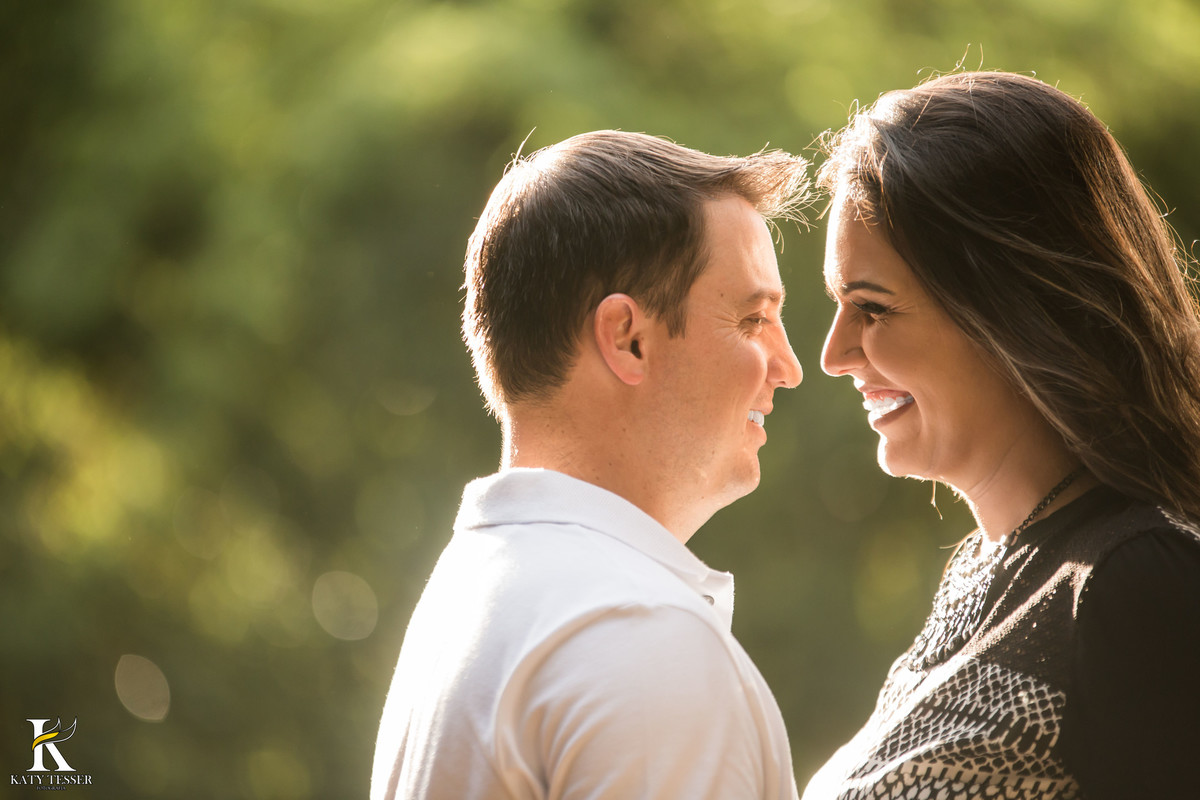 pré casamento de Vanuelli e Jean, no urio park em marmeleiro onde o casal usou varias roupas, vestido de noiva, coroa de flores e bouquet, e a fotografa katy tesser fez esse momento antes do casamento