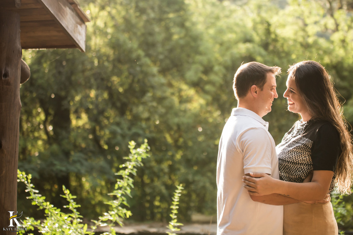 pré casamento de Vanuelli e Jean, no urio park em marmeleiro onde o casal usou varias roupas, vestido de noiva, coroa de flores e bouquet, e a fotografa katy tesser fez esse momento antes do casamento