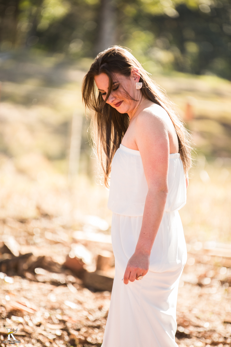 sessão pre casamento, na fazenda com cavalos e outros animais, com um casal com roupas cowntry a noiva com vestido branco, registrado pela fotografa katy tesser