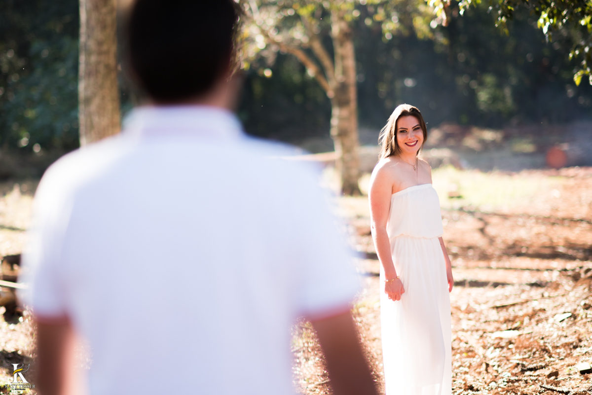 sessão pre casamento, na fazenda com cavalos e outros animais, com um casal com roupas cowntry a noiva com vestido branco, registrado pela fotografa katy tesser