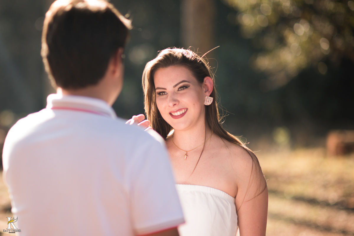 sessão pre casamento, na fazenda com cavalos e outros animais, com um casal com roupas cowntry a noiva com vestido branco, registrado pela fotografa katy tesser