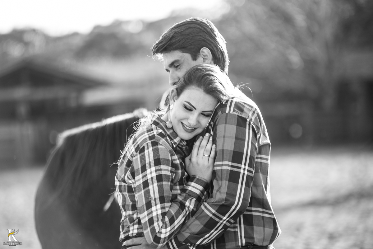 sessão pre casamento, na fazenda com cavalos e outros animais, com um casal com roupas cowntry a noiva com vestido branco, registrado pela fotografa katy tesser