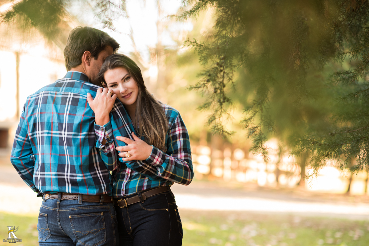 sessão pre casamento, na fazenda com cavalos e outros animais, com um casal com roupas cowntry a noiva com vestido branco, registrado pela fotografa katy tesser