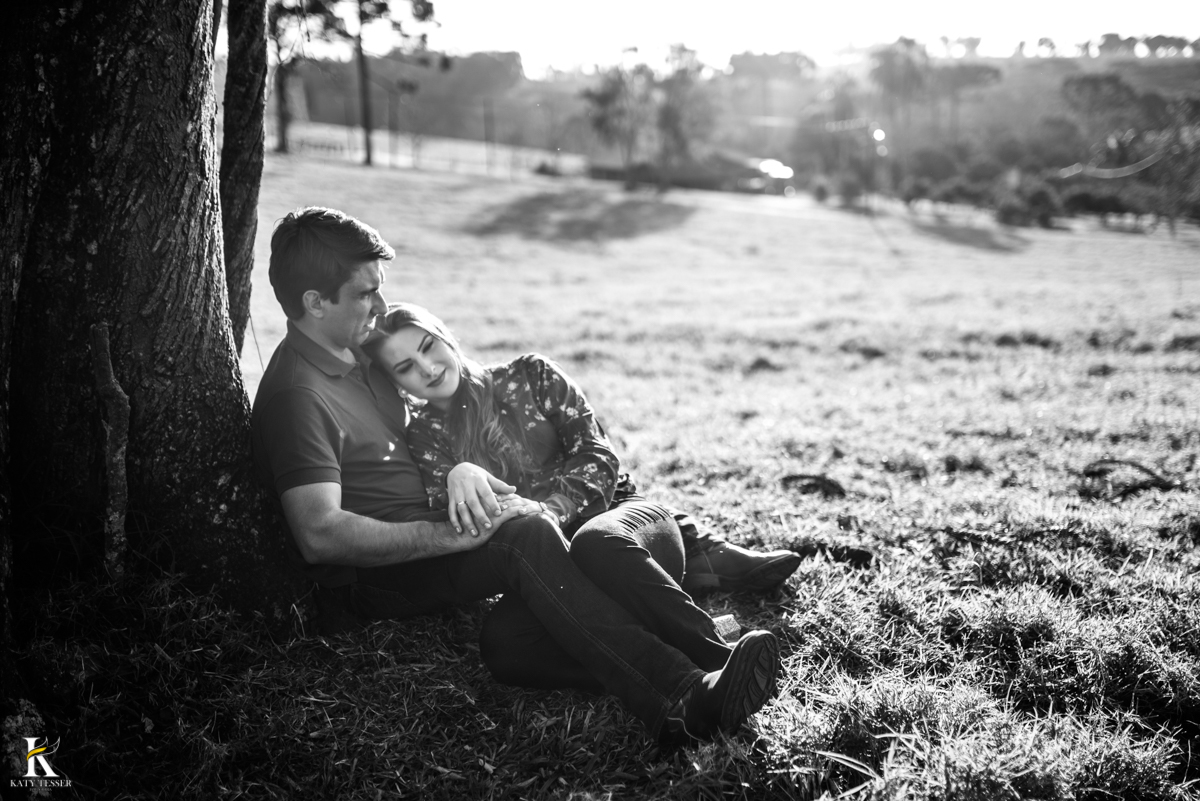 sessão pre casamento, na fazenda com cavalos e outros animais, com um casal com roupas cowntry a noiva com vestido branco, registrado pela fotografa katy tesser