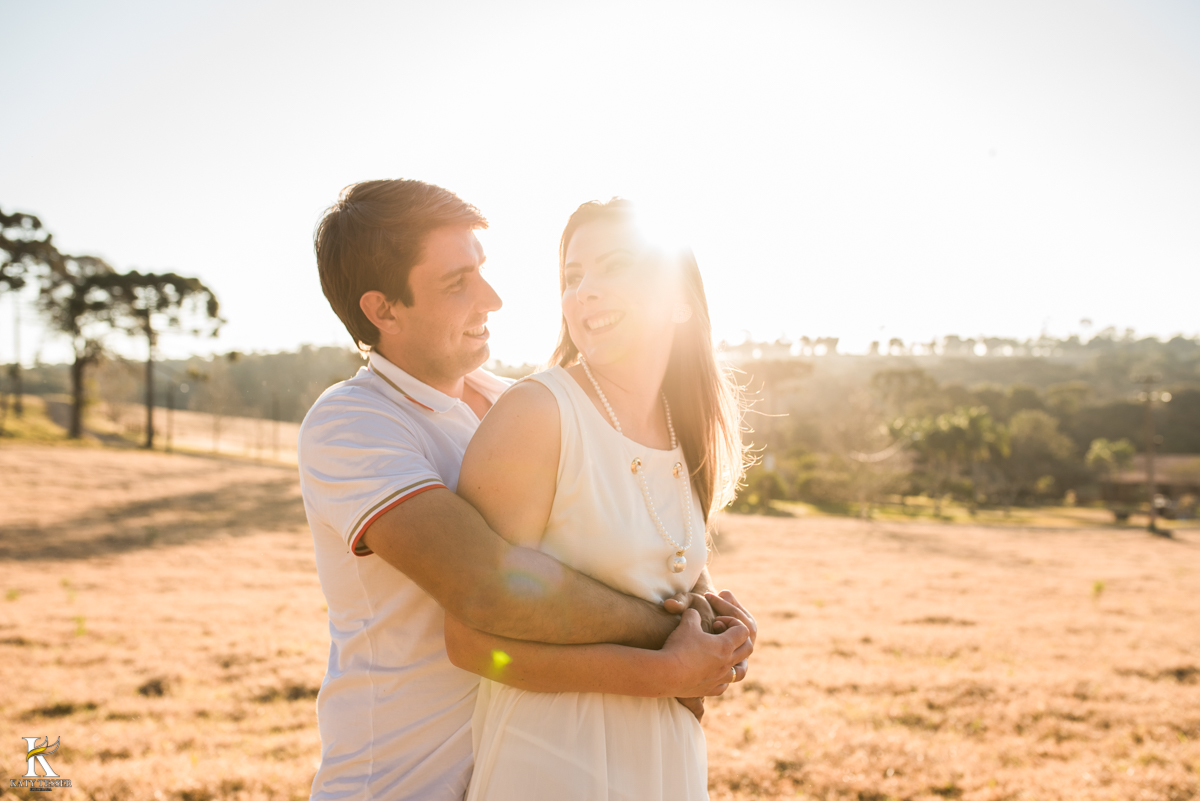 sessão pre casamento, na fazenda com cavalos e outros animais, com um casal com roupas cowntry a noiva com vestido branco, registrado pela fotografa katy tesser
