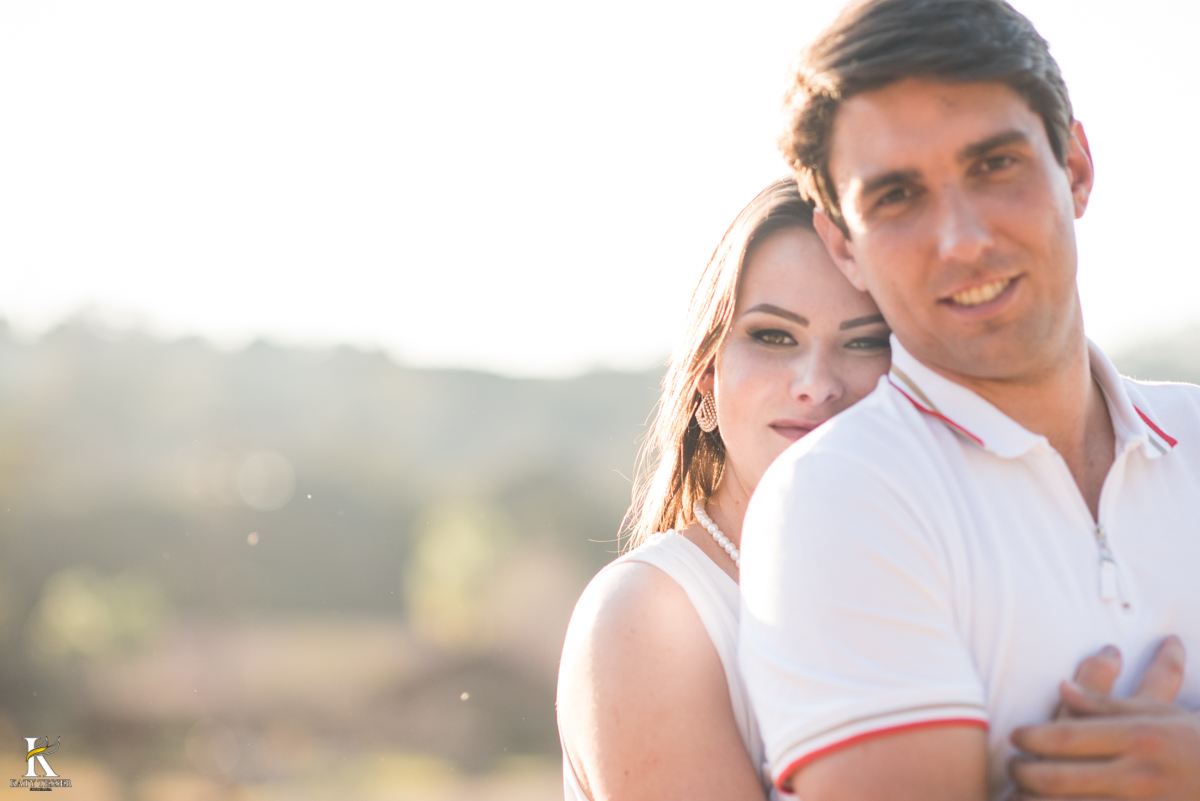 sessão pre casamento, na fazenda com cavalos e outros animais, com um casal com roupas cowntry a noiva com vestido branco, registrado pela fotografa katy tesser