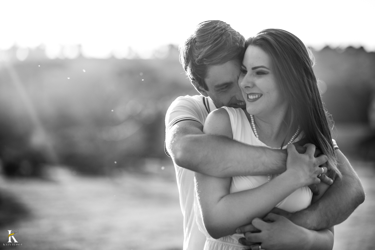 sessão pre casamento, na fazenda com cavalos e outros animais, com um casal com roupas cowntry a noiva com vestido branco, registrado pela fotografa katy tesser