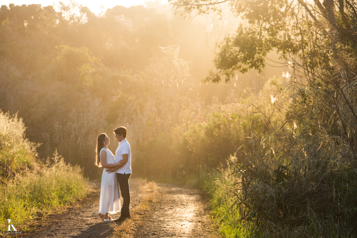 sessão pre casamento, na fazenda com cavalos e outros animais, com um casal com roupas cowntry a noiva com vestido branco, registrado pela fotografa katy tesser