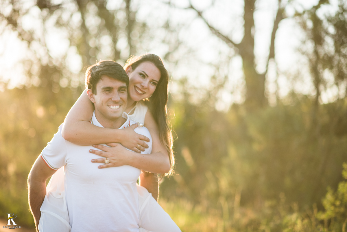 sessão pre casamento, na fazenda com cavalos e outros animais, com um casal com roupas cowntry a noiva com vestido branco, registrado pela fotografa katy tesser